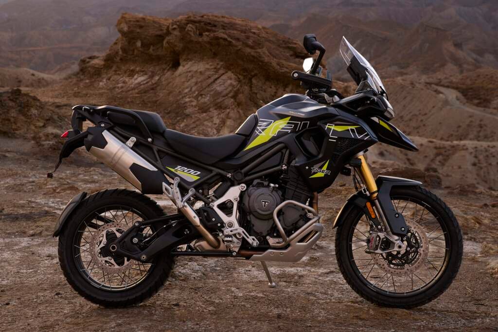 Triumph Tiger 1200 Desert Edition em estrada de terra
