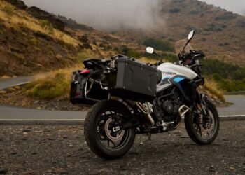 Triumph Tiger 900 Alpine Edition na campanha Triumph outubro