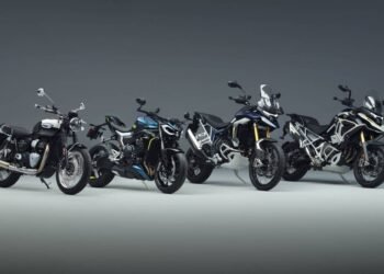 Quatro motos da linha 2027 da Triumph lado a lado em estúdio