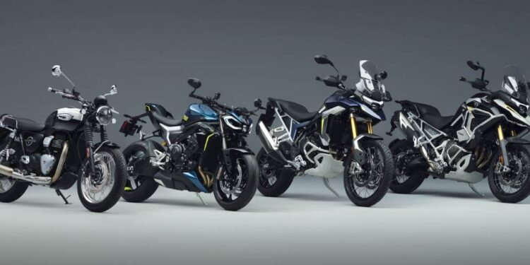 Quatro motos da linha 2027 da Triumph lado a lado em estúdio
