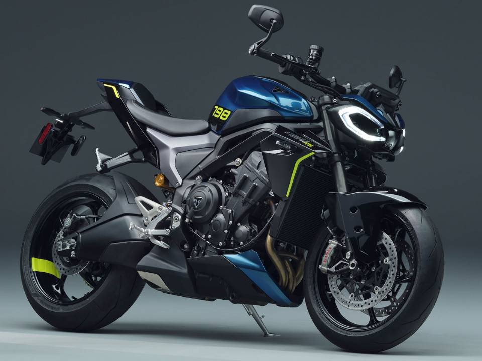 Street Triple 798 azul com número 798 no tanque