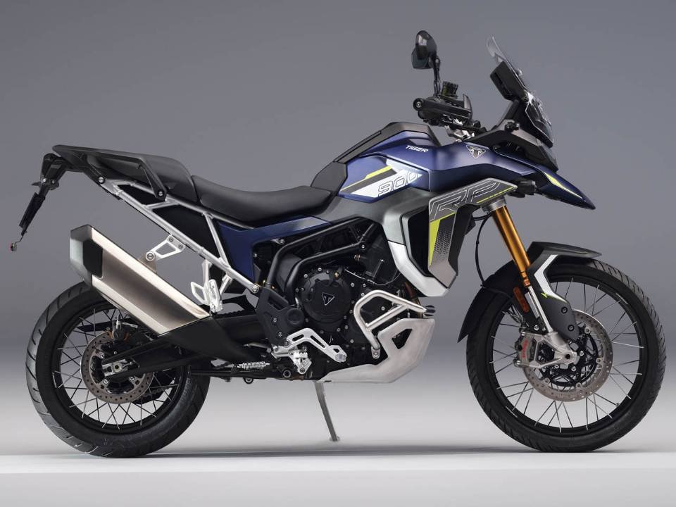 Tiger 900 azul em vista lateral