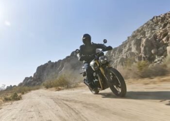 Triumph Scrambler 400 X rodando em estrada de terra