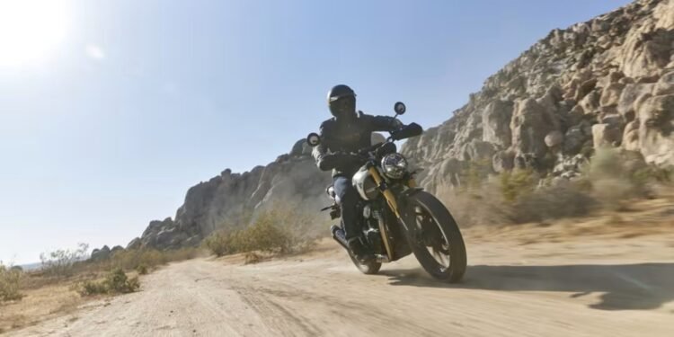 Triumph Scrambler 400 X rodando em estrada de terra