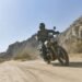 Triumph Scrambler 400 X rodando em estrada de terra