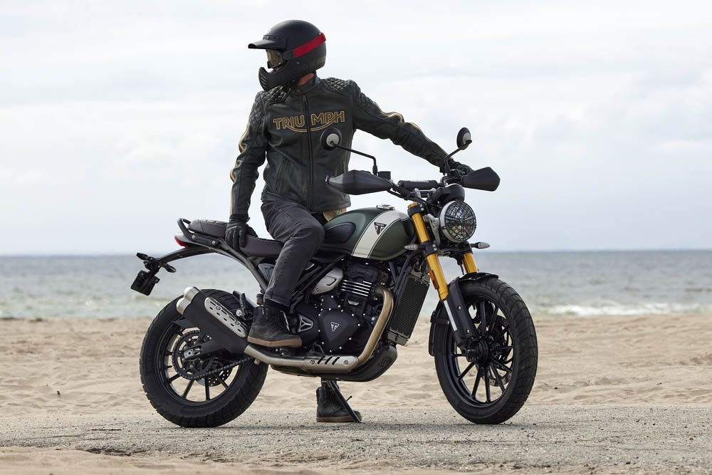 Triumph Scrambler 400 X parada, vista lateral da scrambler de 398 cc
