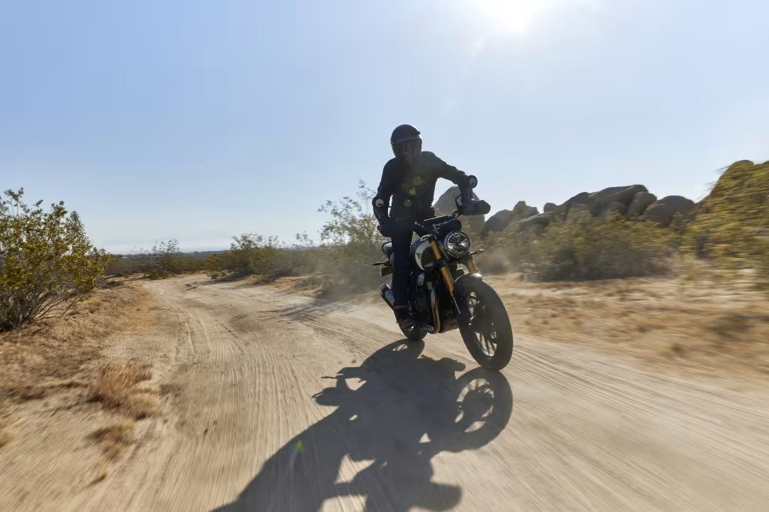 Detalhe da Triumph Scrambler 400 X com suspensão de 150 mm de curso