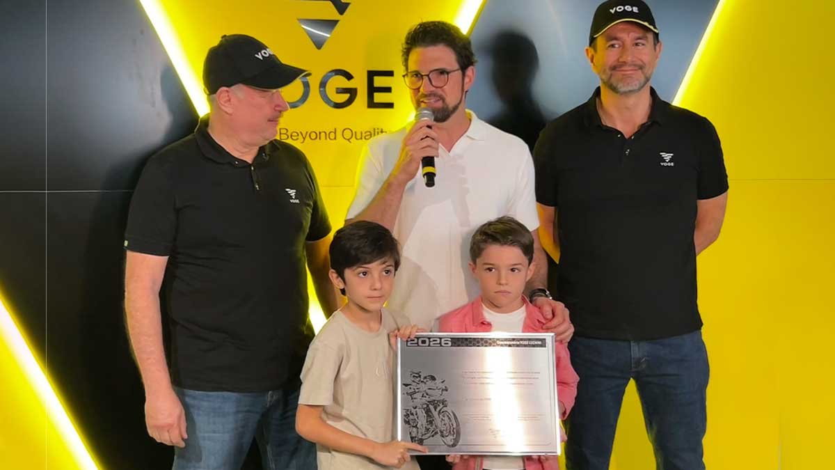 Entrega da placa de abertura da concessionária Voge em Campinas