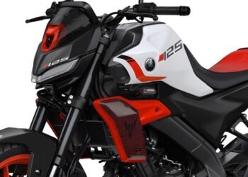 Yamaha MT-125 2027 na cor Redline White, com máscara escurecida e número 125 no tanque