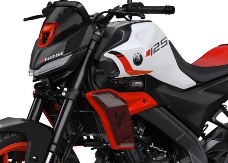 Yamaha MT-125 2027 na cor Redline White, com máscara escurecida e número 125 no tanque