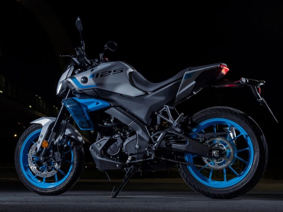 Vista lateral da Yamaha MT-125 2027 com rodas azuis, balança de alumínio e banco
