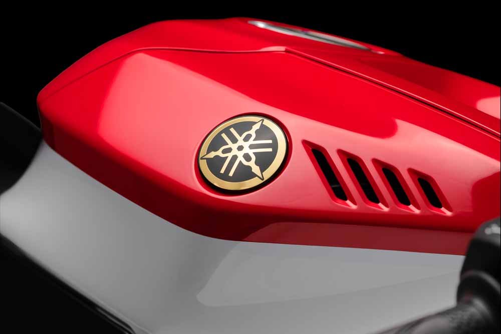 Emblema do diapasão dourado no tanque da Yamaha R7 70th Anniversary