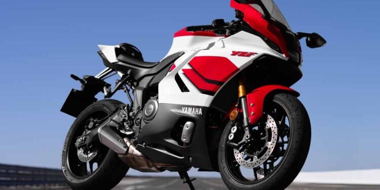 Yamaha R7 70th Anniversary 2026, edição limitada de 70 anos, na pista