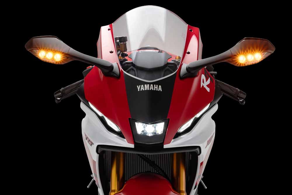 Dianteira da Yamaha R7 70th Anniversary com farol Full LED e bengalas douradas