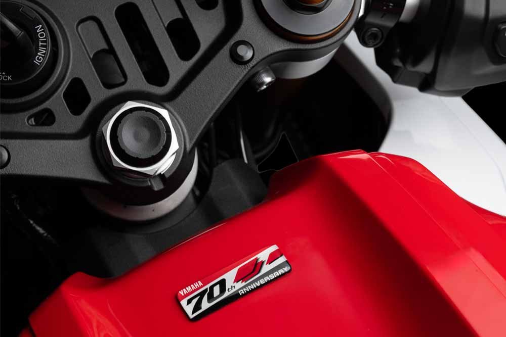 Selo comemorativo dos 70 anos no tanque da Yamaha R7 70th Anniversary