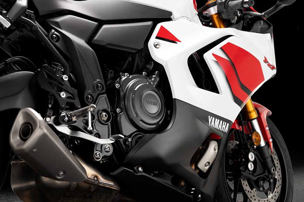 Detalhe do motor CP2 e da carenagem da Yamaha R7 70th Anniversary