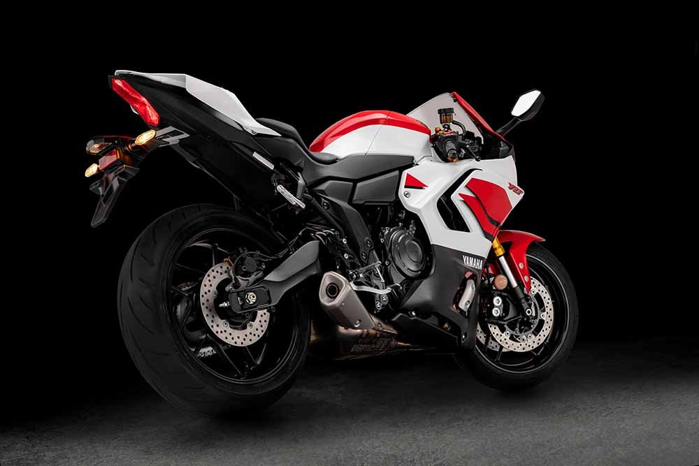 Yamaha R7 70th Anniversary em vista traseira em estúdio escuro