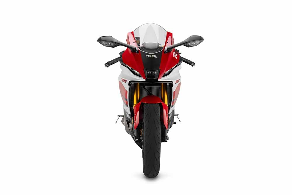 Frente da Yamaha R7 70th Anniversary com a entrada de ar em M