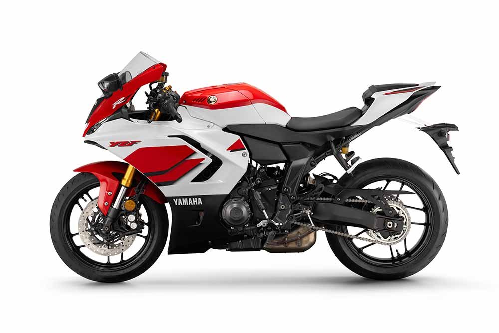 Yamaha R7 70th Anniversary de lado, com pintura branca e vermelha