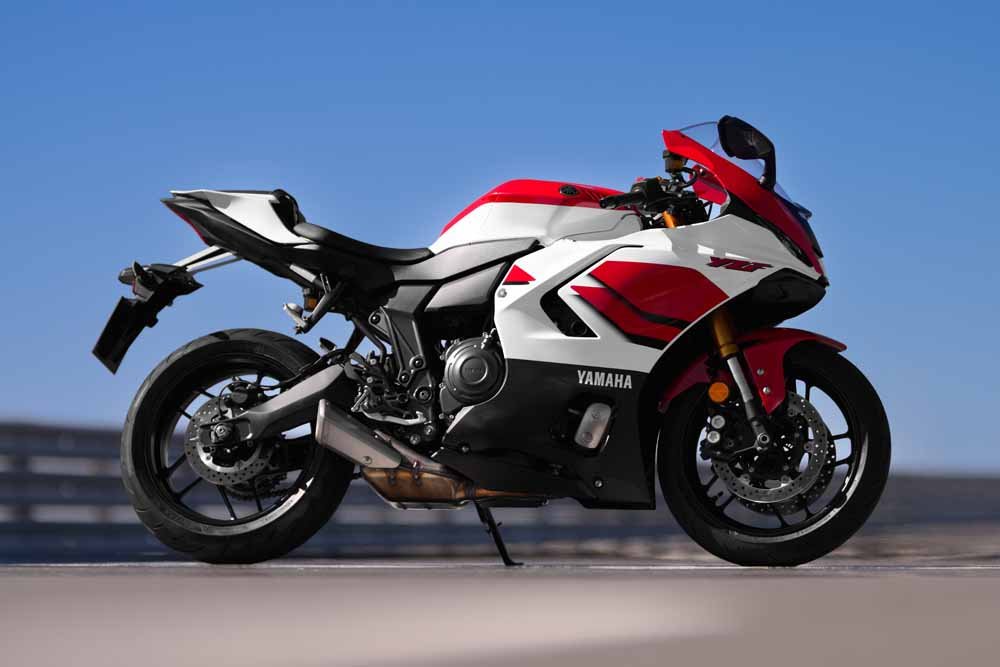 Yamaha R7 70th Anniversary de perfil na pista