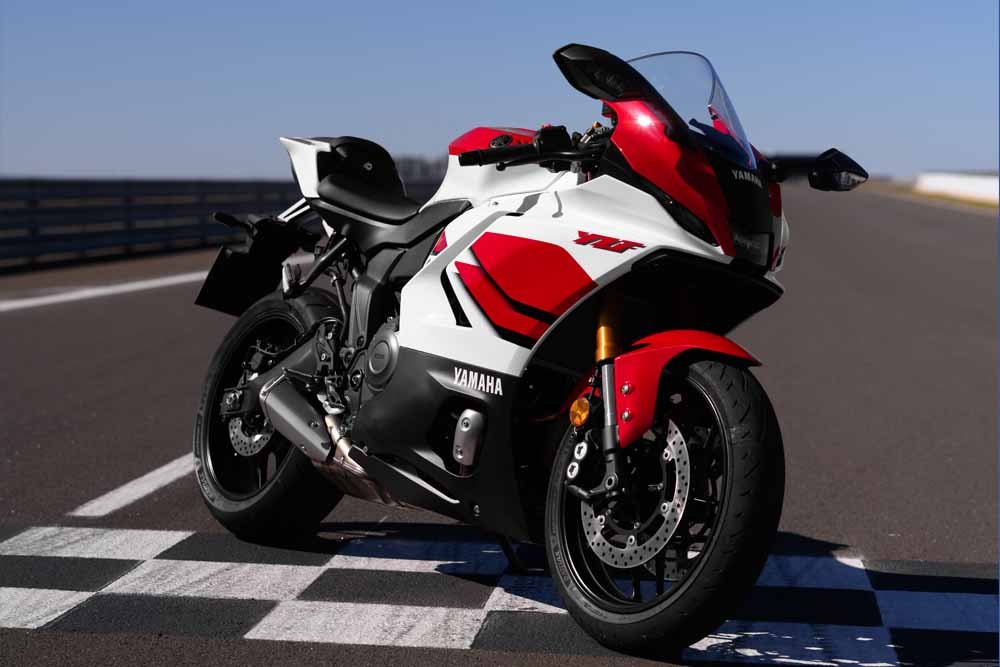 Yamaha R7 70th Anniversary posada sobre a linha de chegada de um autódromo