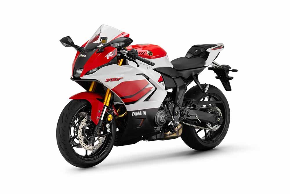 Yamaha R7 70th Anniversary em vista lateral dianteira em fundo branco