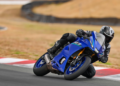 Yamaha R7 azul inclinada em curva em autódromo, com piloto em posição esportiva