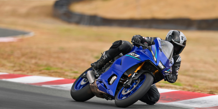 Yamaha R7 azul inclinada em curva em autódromo, com piloto em posição esportiva