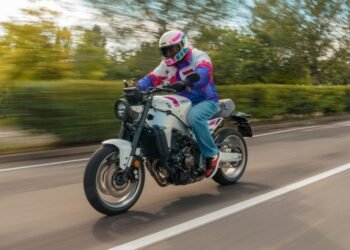 Yamaha XSR900 2027 na pintura Neon White, com base branca e detalhes em rosa e azul