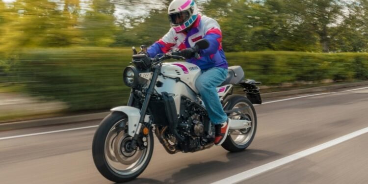 Yamaha XSR900 2027 na pintura Neon White, com base branca e detalhes em rosa e azul
