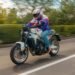 Yamaha XSR900 2027 na pintura Neon White, com base branca e detalhes em rosa e azul