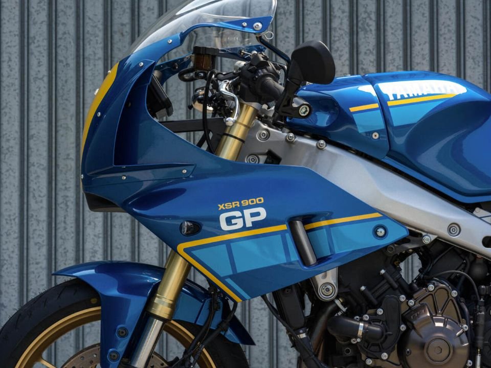 Detalhe da carenagem frontal azul com grafismo amarelo e azul claro