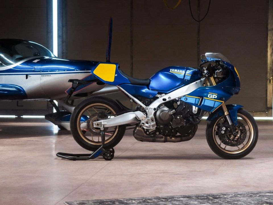 Yamaha XSR900 GP 2027 em vista lateral, com rodas douradas e rabeta quadrada