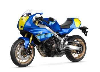 Yamaha XSR900 GP 2027 na nova cor Legend Blue, vista dianteira três quartos