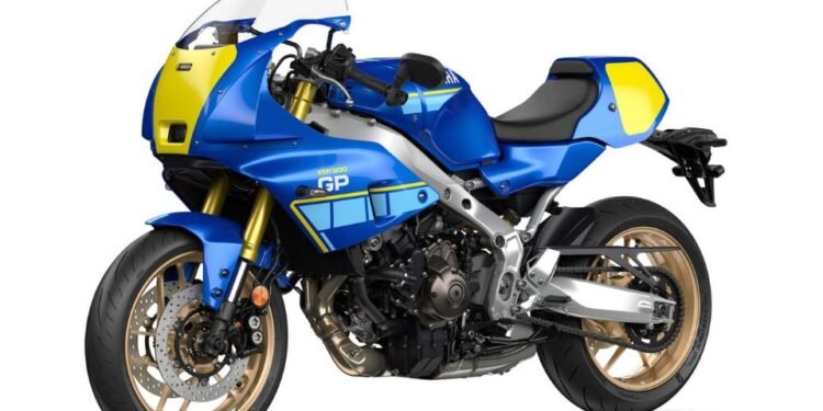 Yamaha XSR900 GP 2027 na nova cor Legend Blue, vista dianteira três quartos