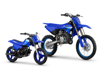 Yamaha PW50 e YZ85LW 2027 azuis lado a lado, motos de iniciação ao off-road