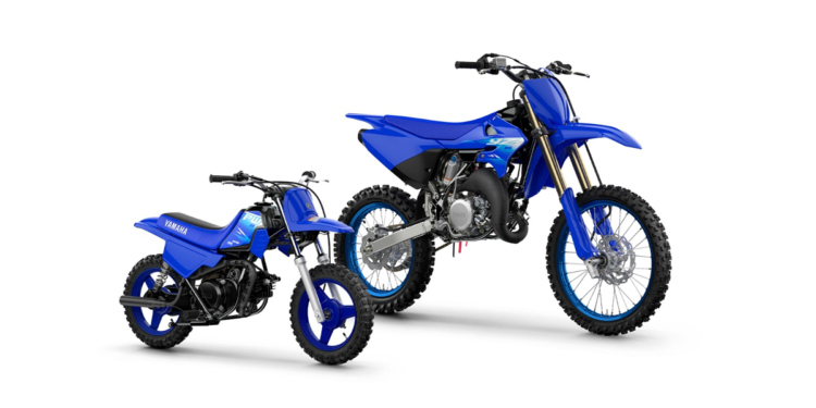 Yamaha PW50 e YZ85LW 2027 azuis lado a lado, motos de iniciação ao off-road