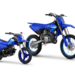 Yamaha PW50 e YZ85LW 2027 azuis lado a lado, motos de iniciação ao off-road