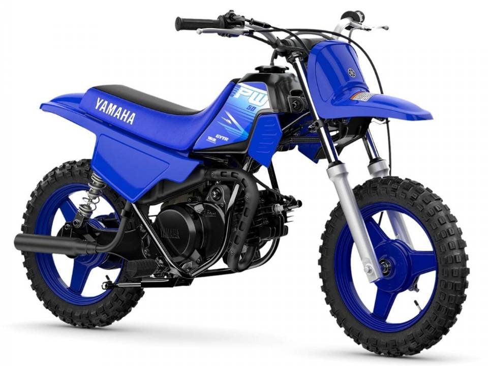 Yamaha PW50 2027 azul em vista dianteira três quartos, com rodas de aço de 10 polegadas