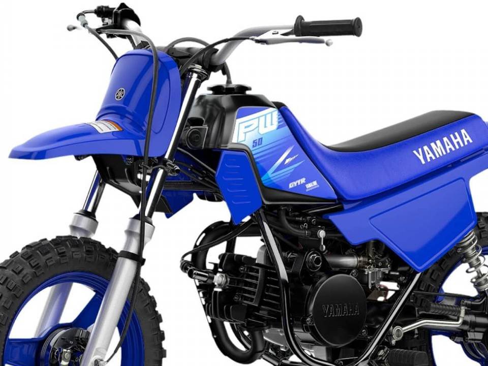 Detalhe dos grafismos e do motor de 2 tempos da Yamaha PW50 2027